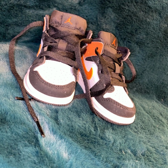 4C US orange, black and white 1s| 10/10 condition - Picture 2 of 3